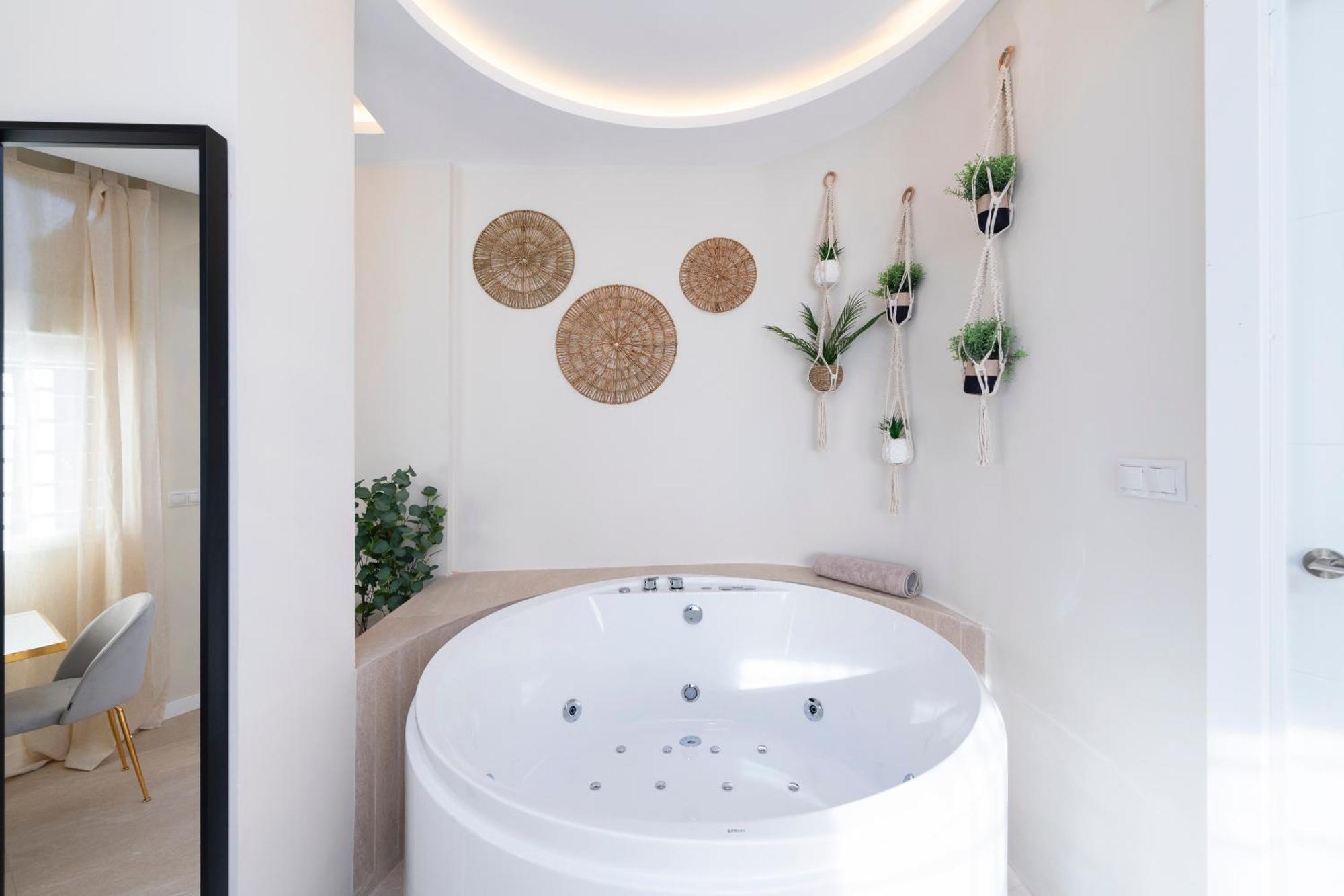 Апартаменты Malaga Boutique V.V Luxury Jacuzzy Экстерьер фото